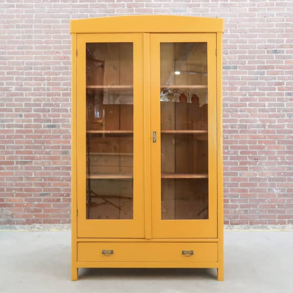 Brocante gele vitrinekast