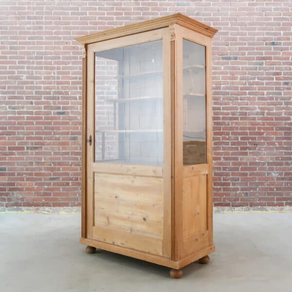 Grenen vitrinekast