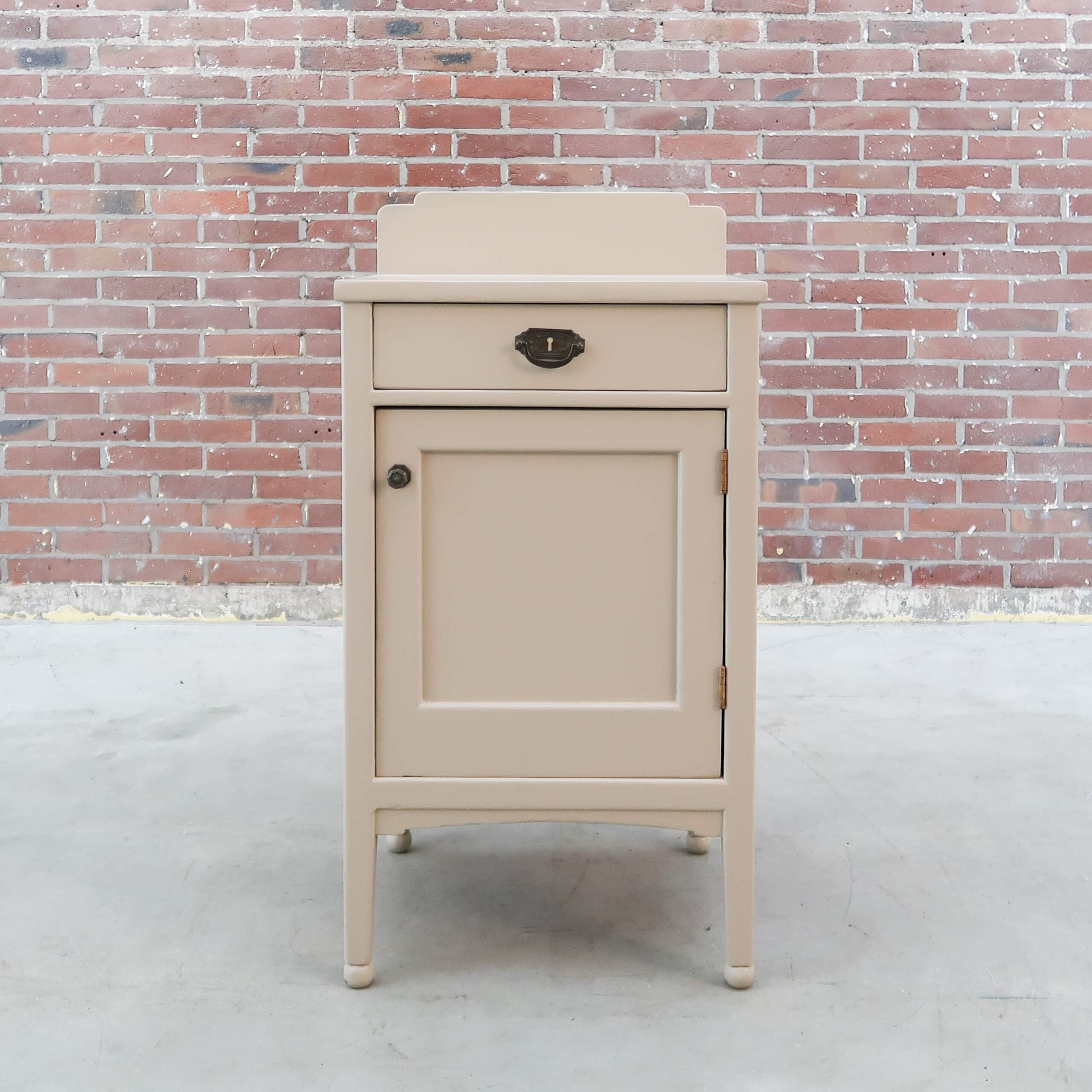 Taupe brocante nachtkastje - Afbeelding 2