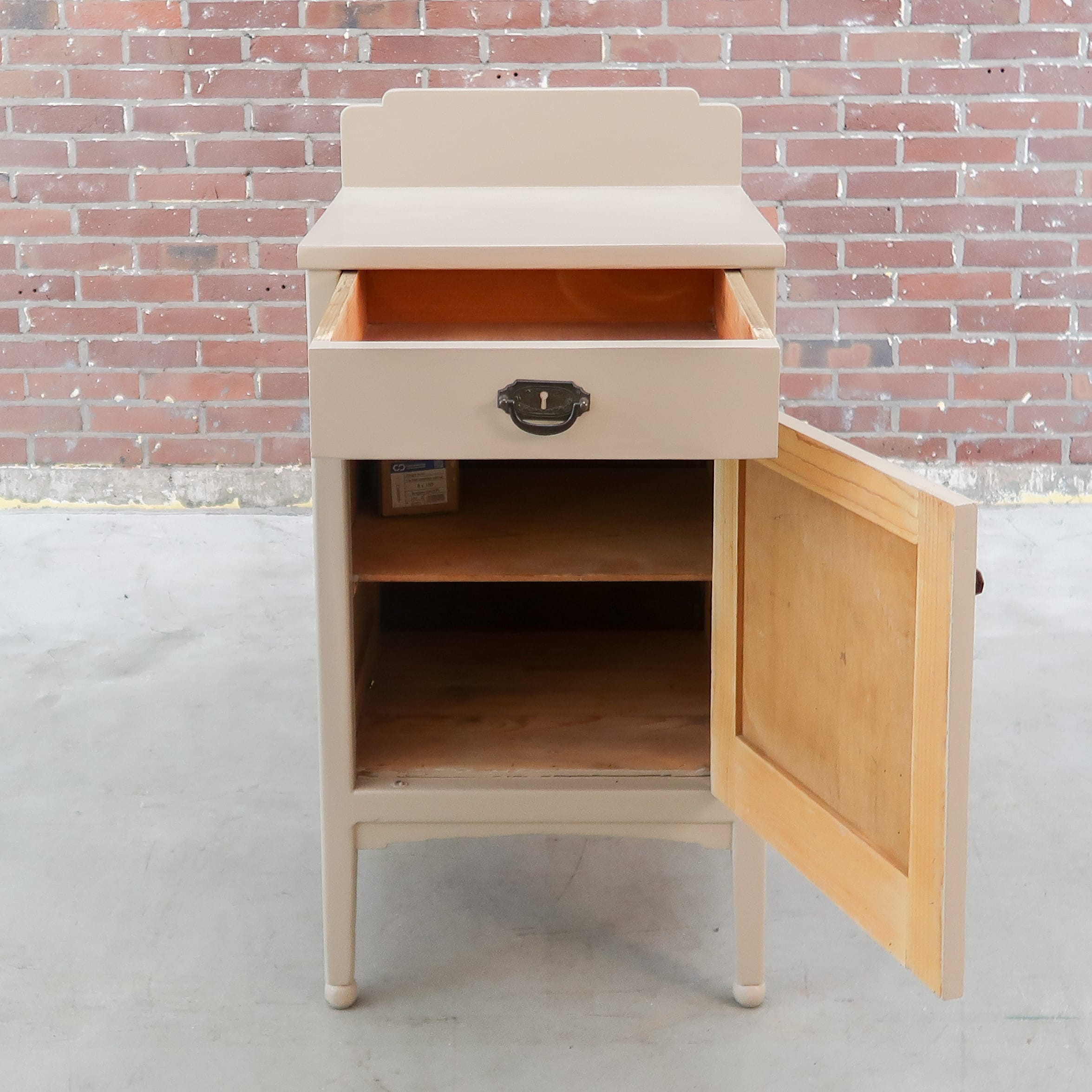 Taupe brocante nachtkastje - Afbeelding 3