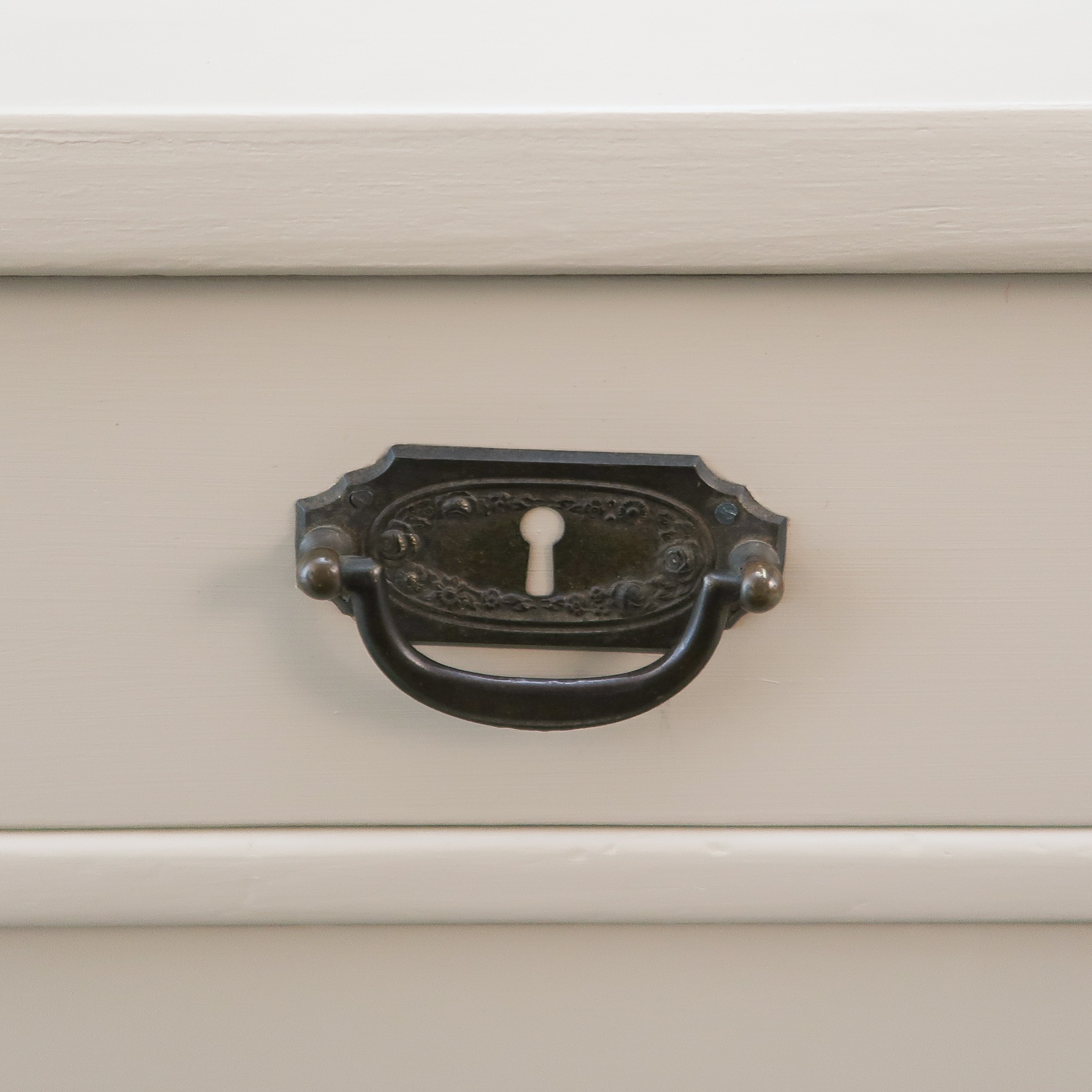 Taupe brocante nachtkastje - Afbeelding 4