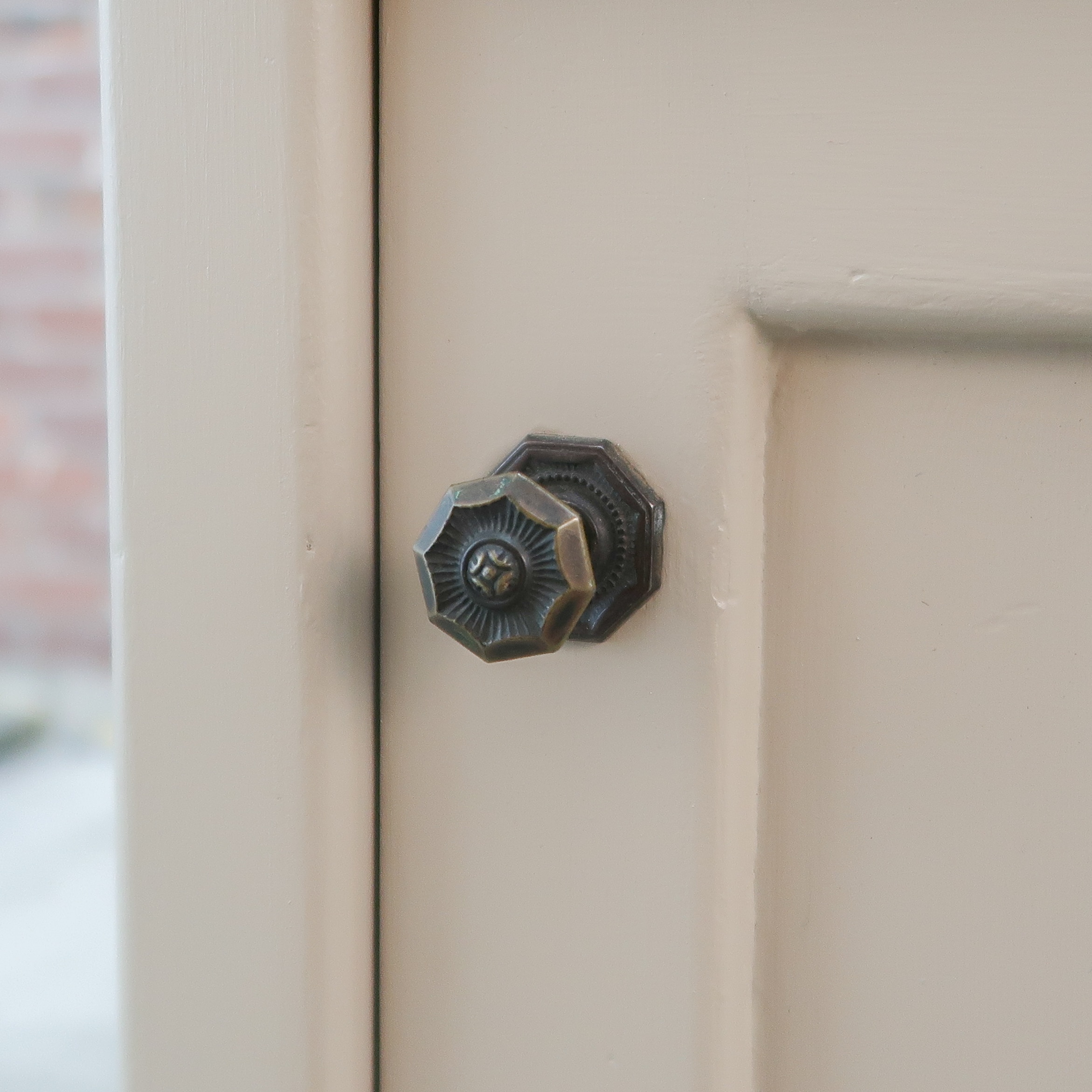 Taupe brocante nachtkastje - Afbeelding 5