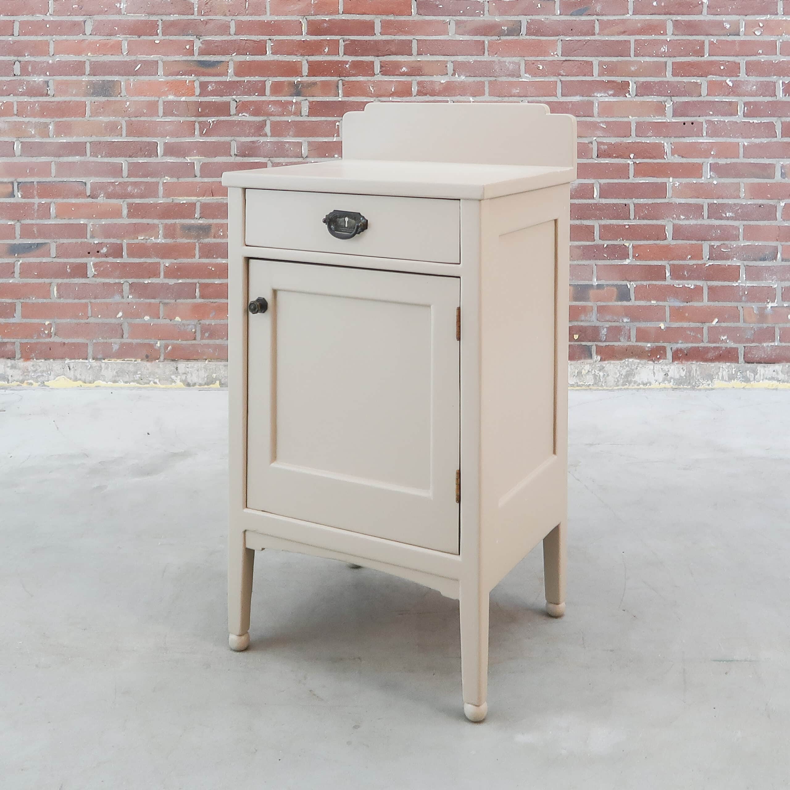 Taupe brocante nachtkastje