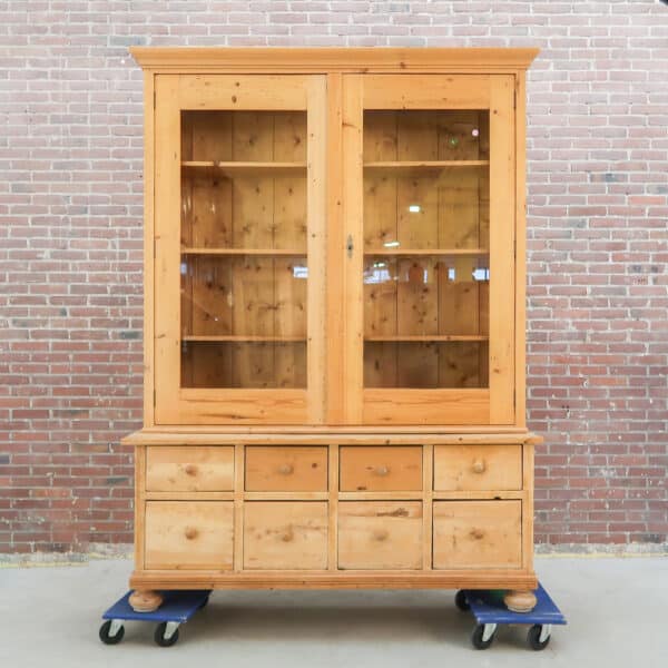 Grote grenen buffetkast