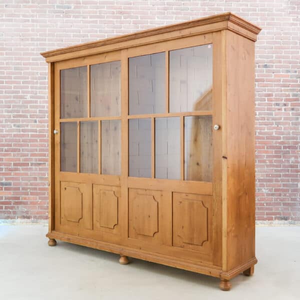 Vitrinekast met schuifdeuren