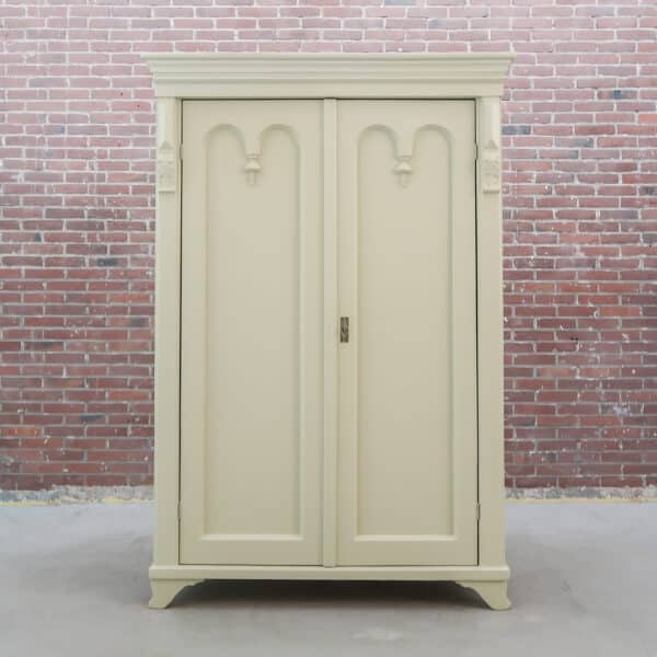 Brocante crème linnenkast