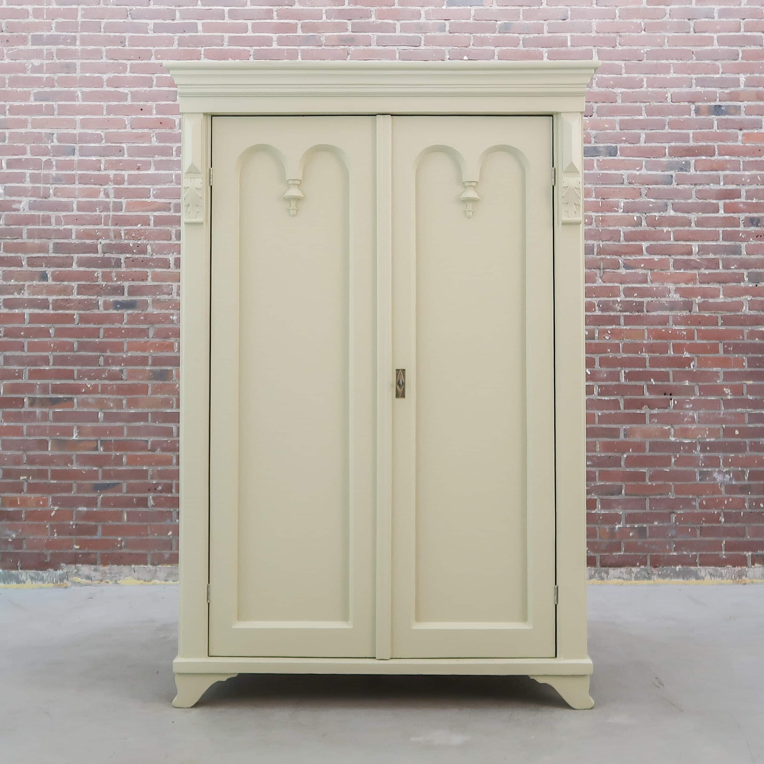 Brocante crème linnenkast