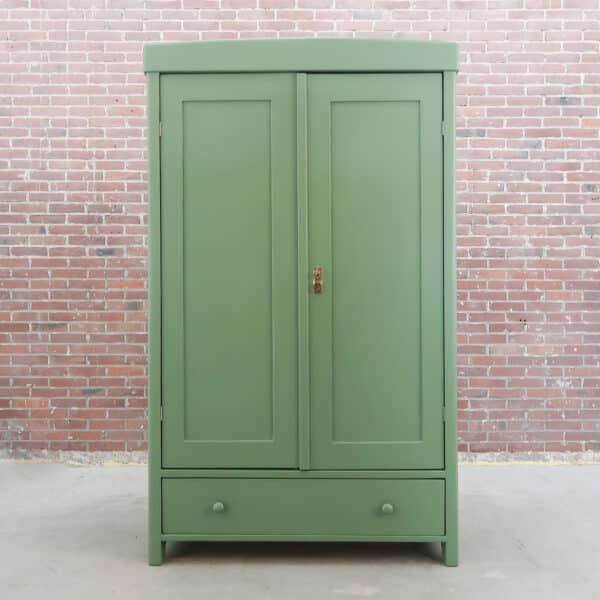 Brocante groene linnenkast