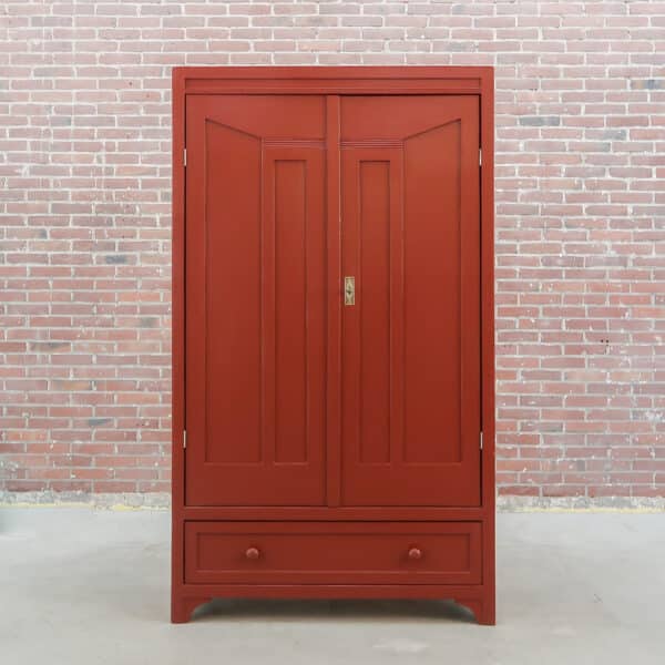 Brocante rode linnenkast