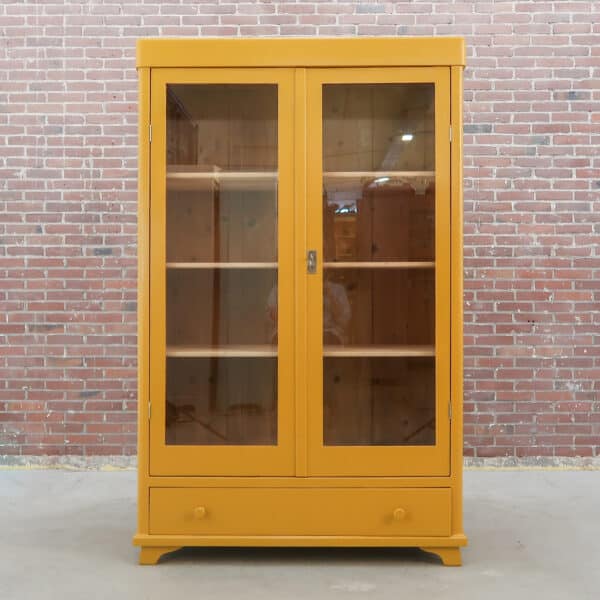 Brocante gele vitrinekast