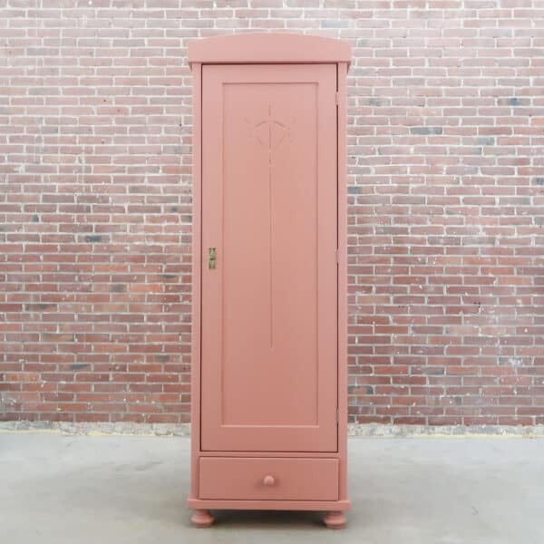 Roze eendeurs linnenkast