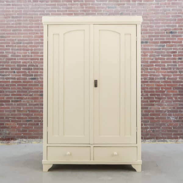 Brocante crème linnenkast