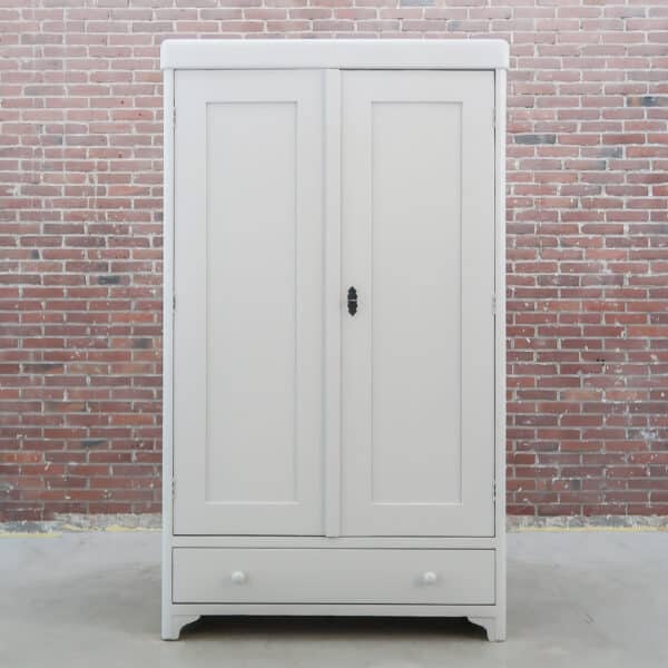 Lichtgrijze kledingkast