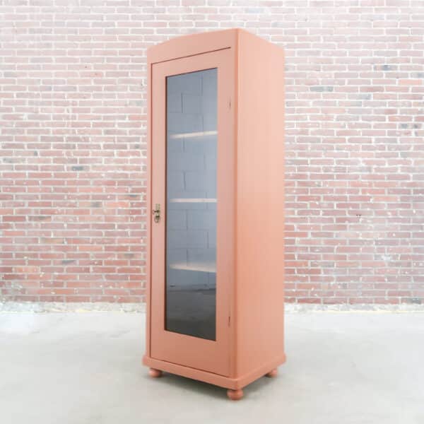 Zacht roze vitrinekast