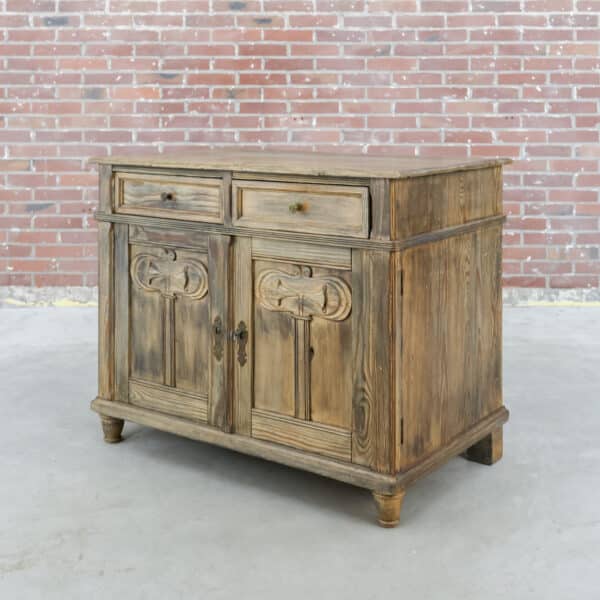Brocante dressoir met lelies