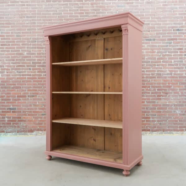 Roze open boekenkast
