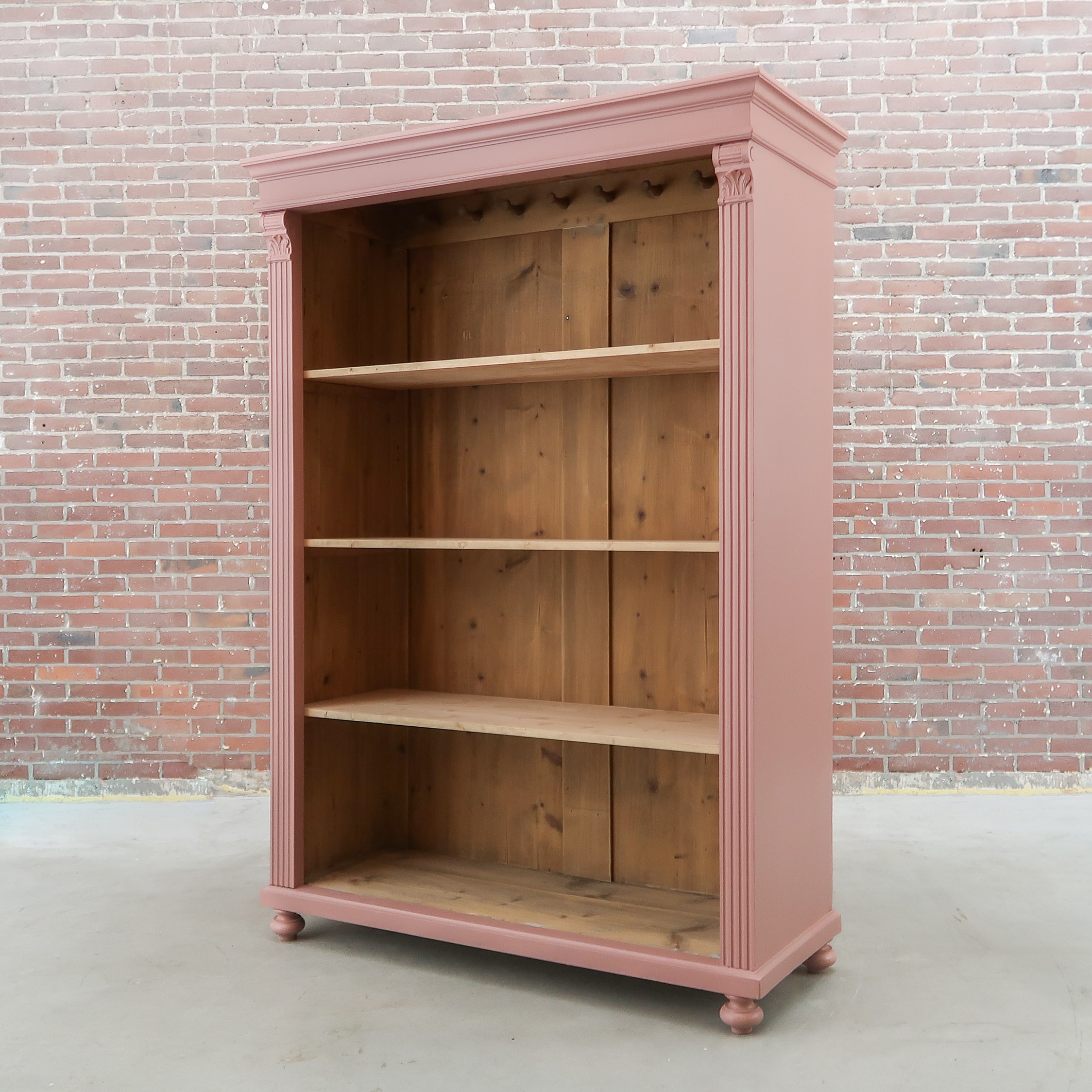 Roze open boekenkast