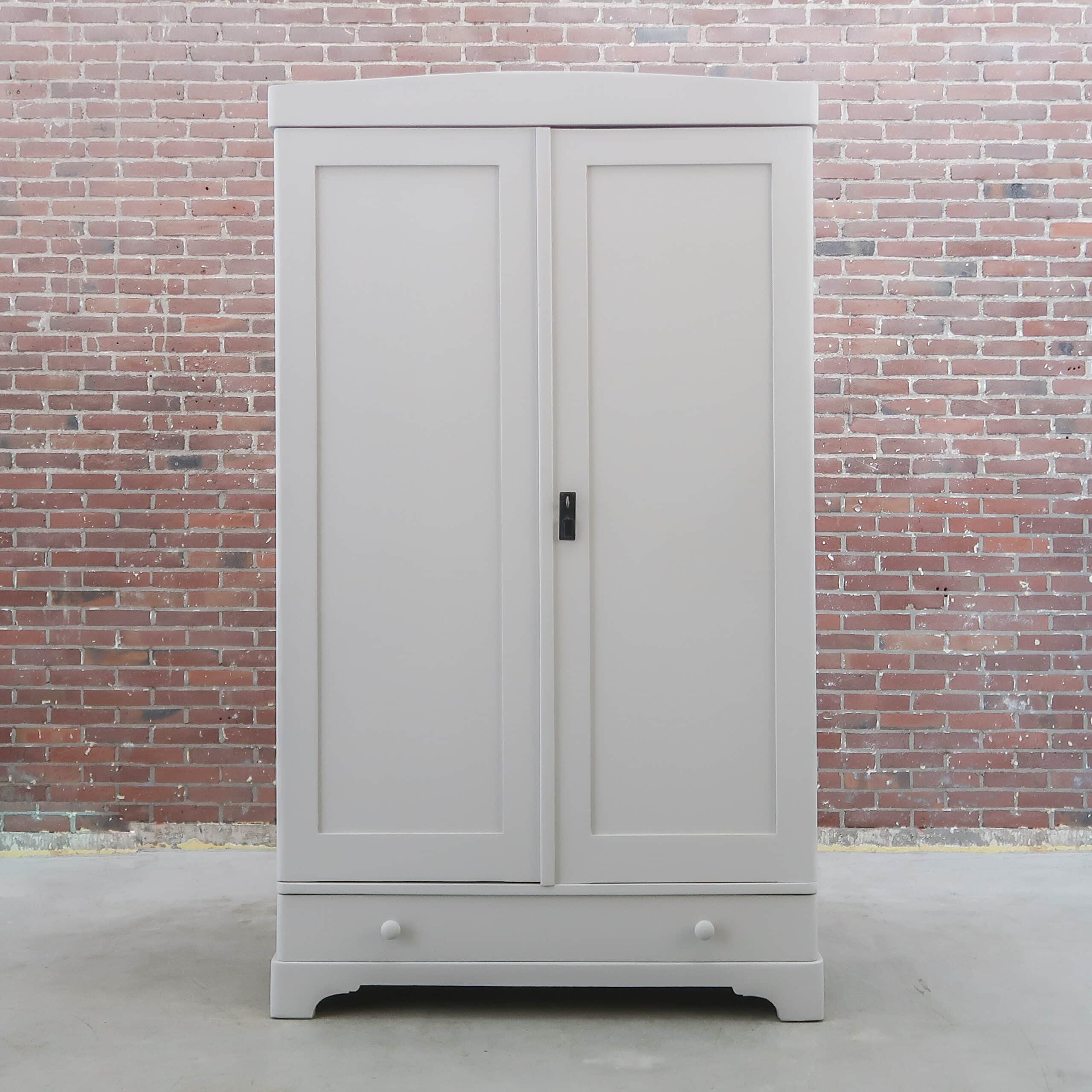 Lichtgrijze kledingkast