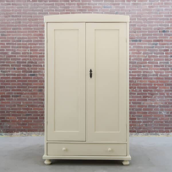 Brocante crème linnenkast