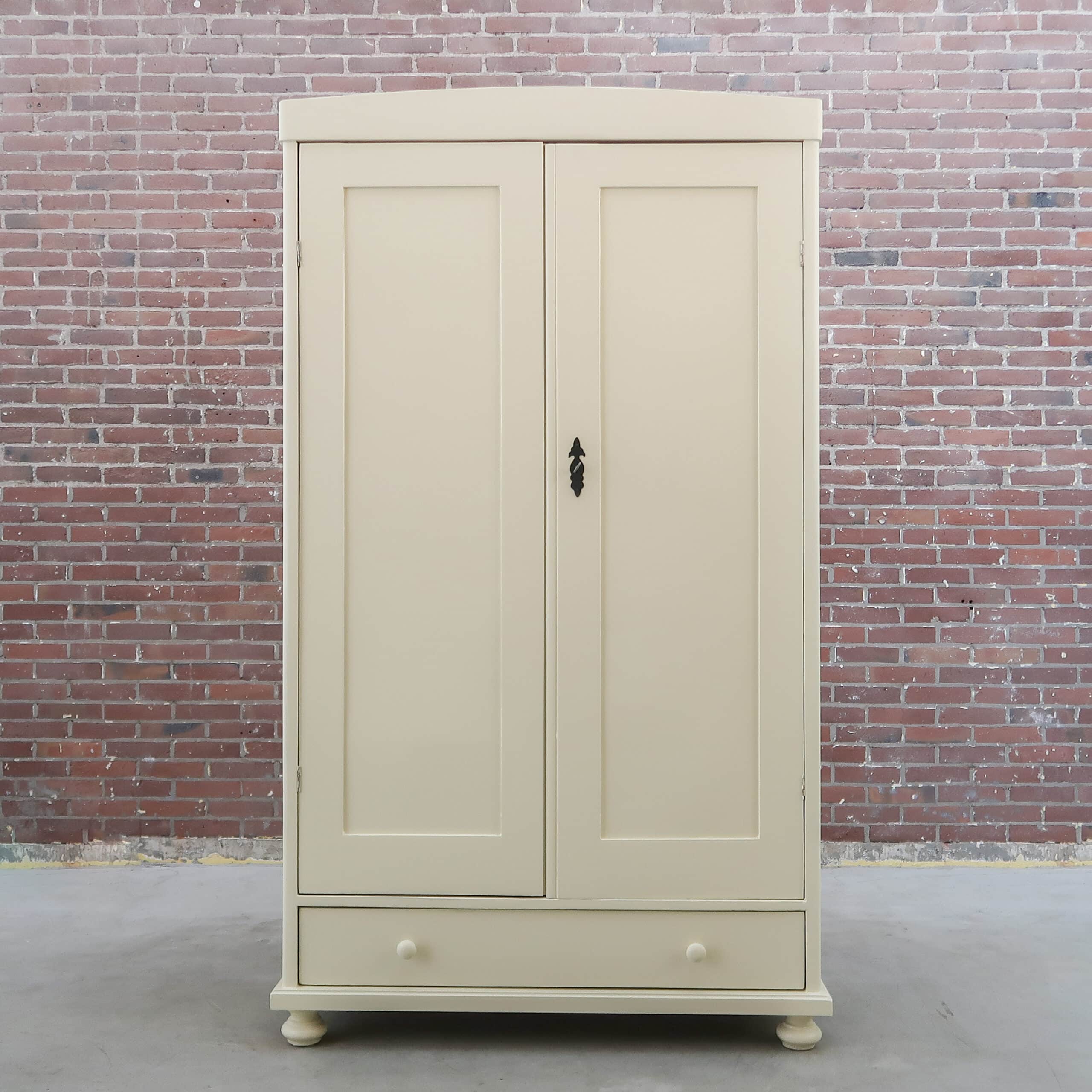 Brocante crème linnenkast