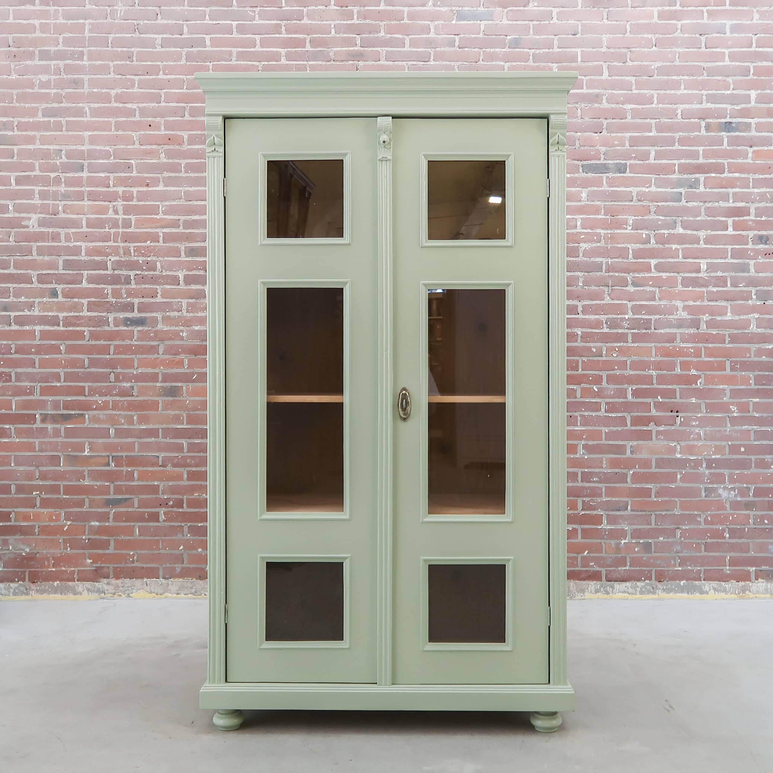 Brocante vitrinekast