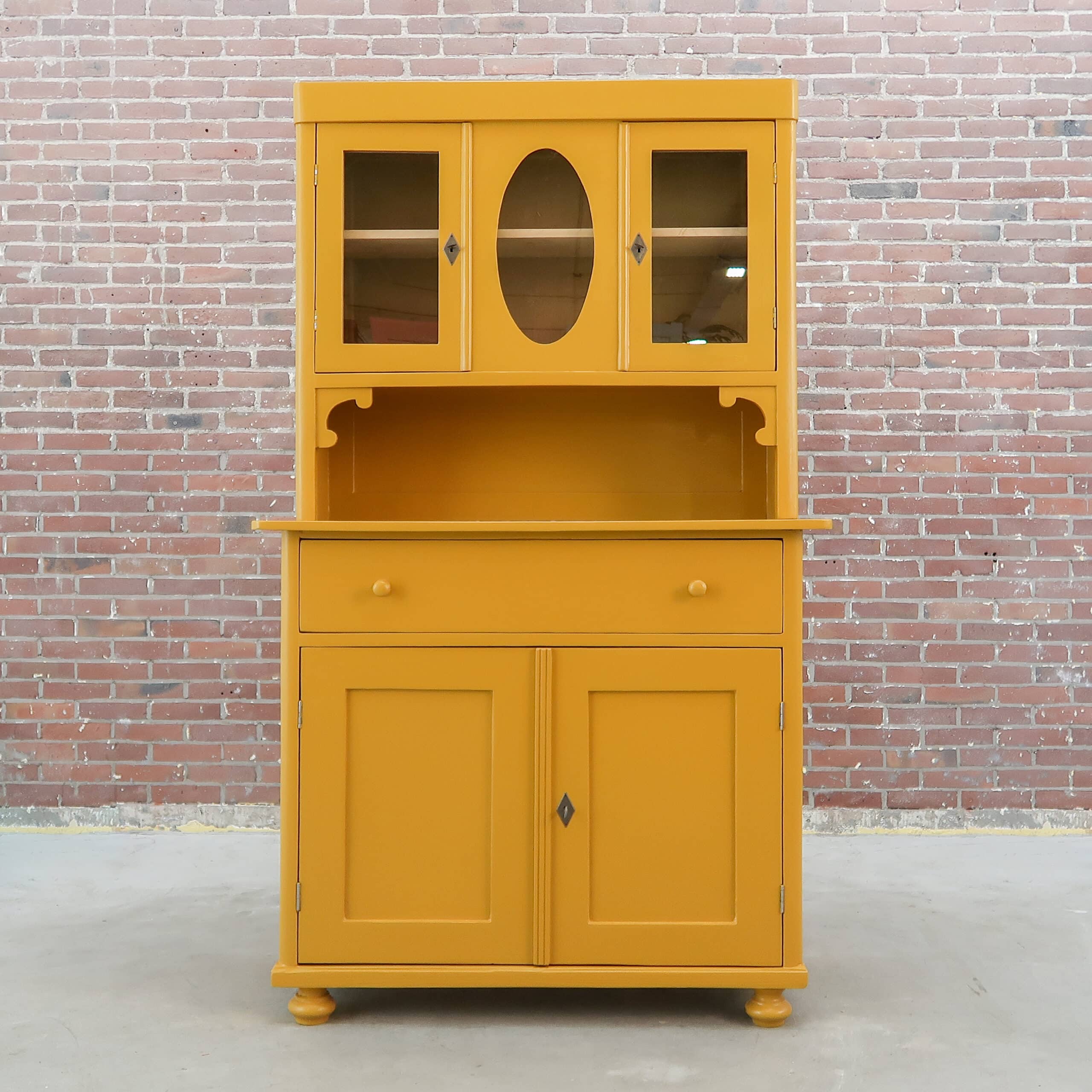 Brocante gele buffetkast