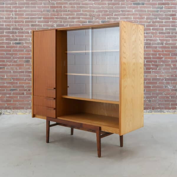 Vintage vitrinekast - UP Závody