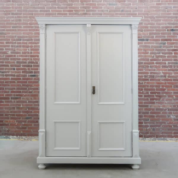 Lichtgrijze kledingkast