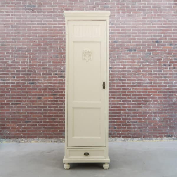 Hoge eendeurs linnenkast