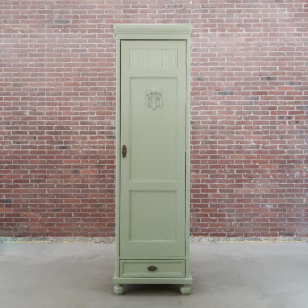 Hoge eendeurs linnenkast