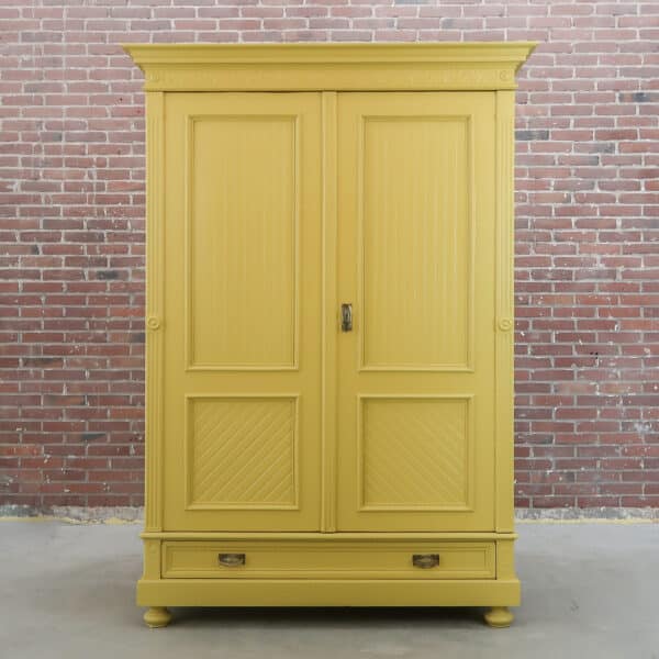 Gele brocante linnenkast