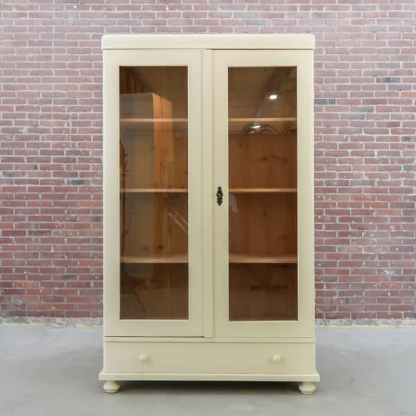 Brocante vitrinekast