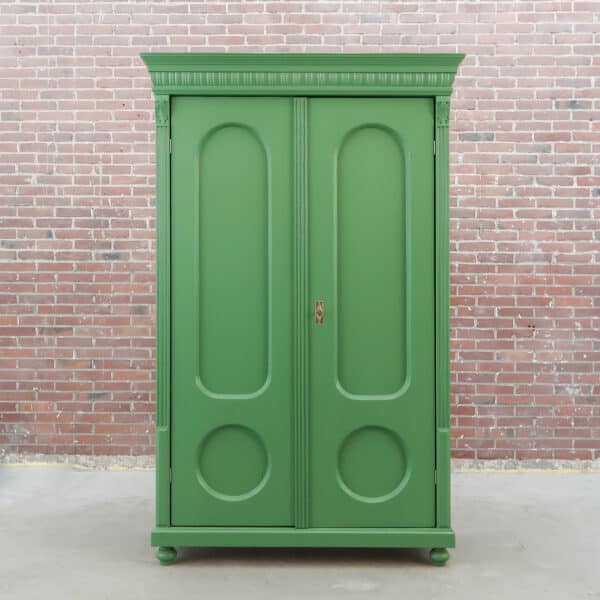 Brocante groene linnenkast