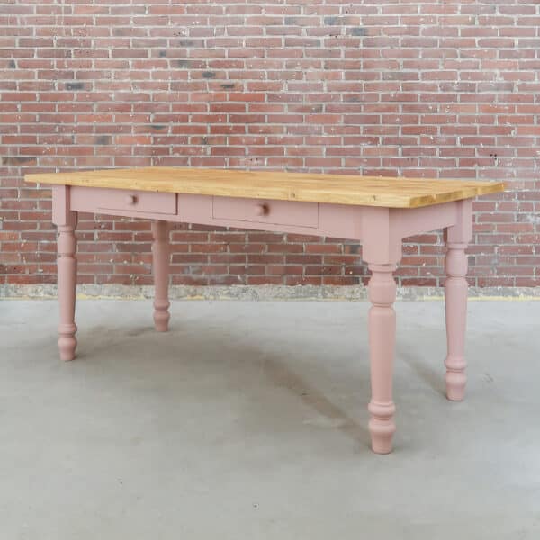 Landelijke eettafel met lades