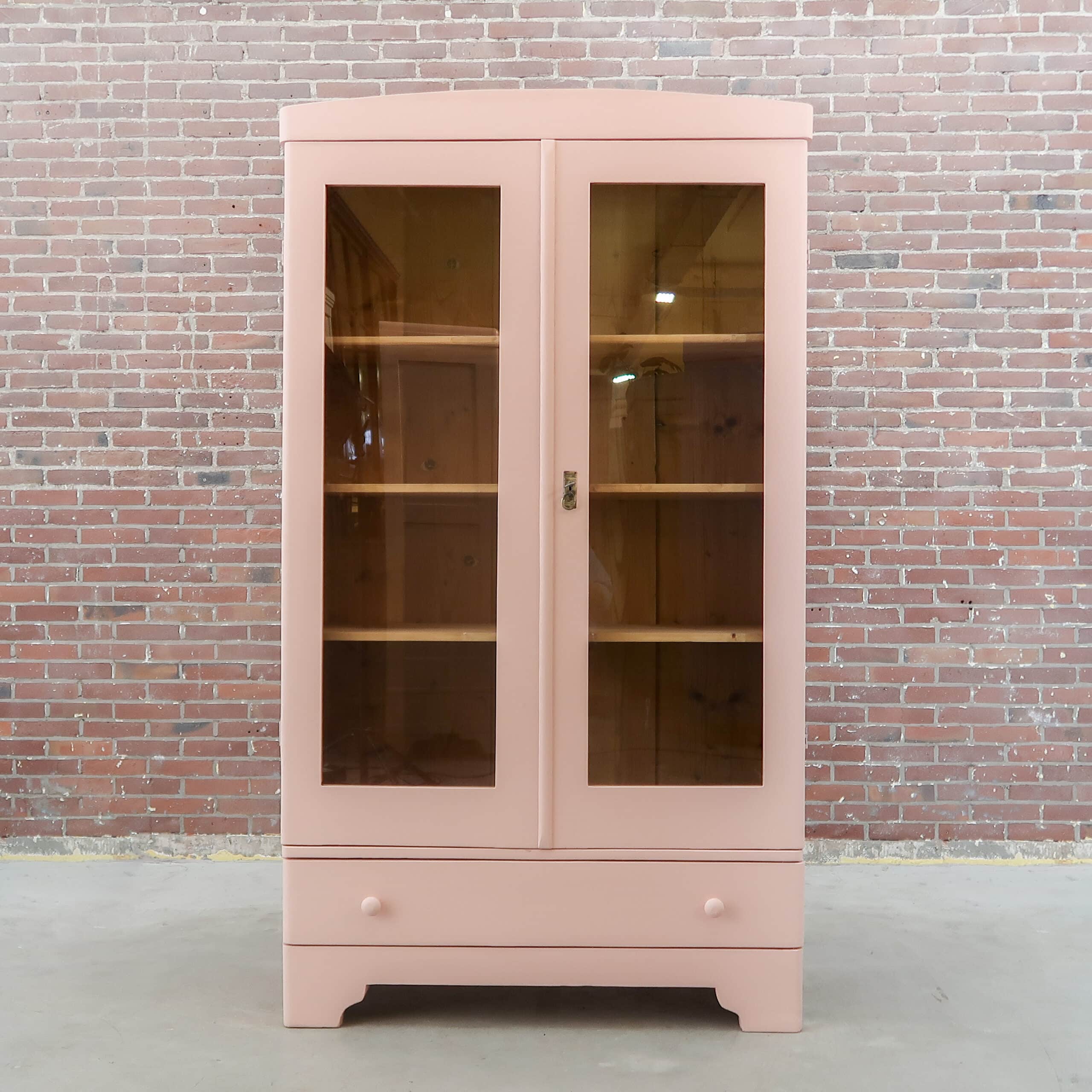 Zacht roze vitrinekast