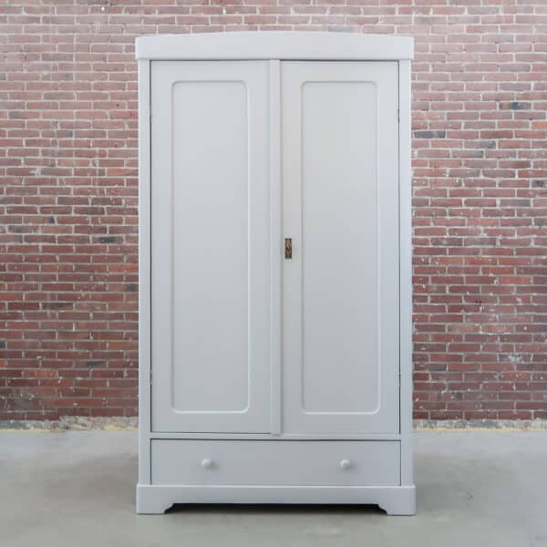 Lichtgrijze kledingkast