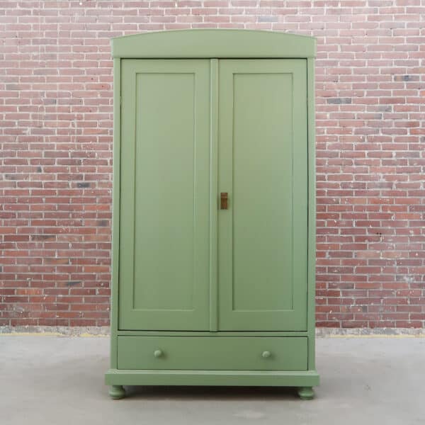 Brocante groene linnenkast