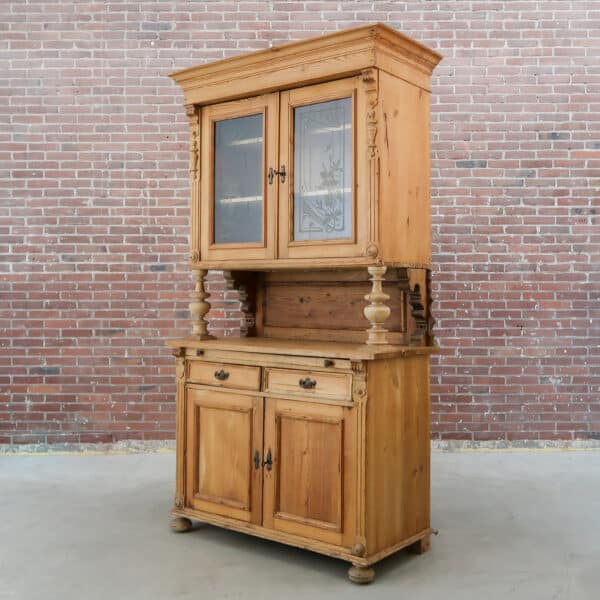 Grenen buffetkast met geëtst glas