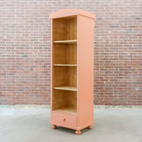 Roze open boekenkast