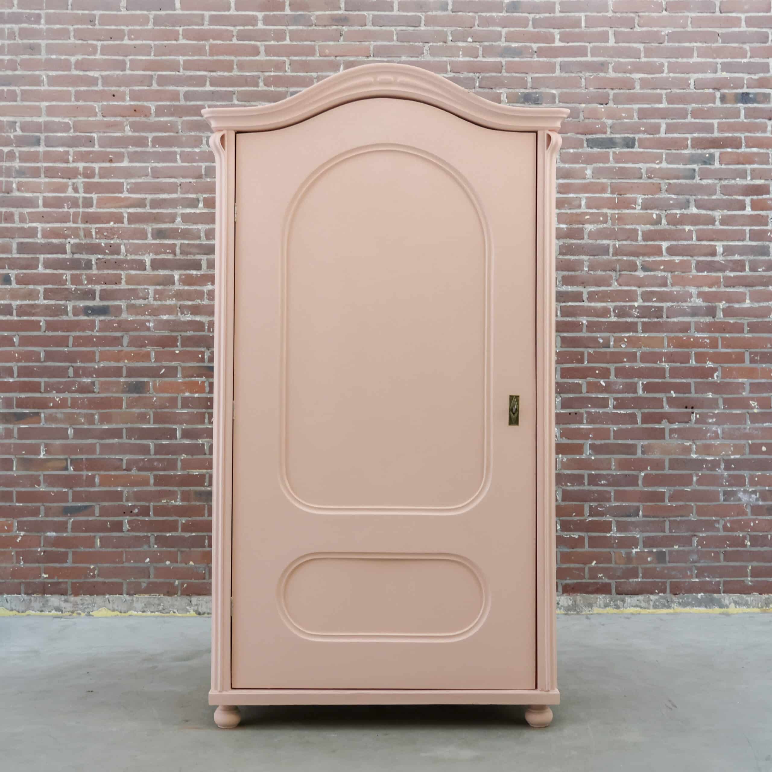 Roze eendeurs linnenkast