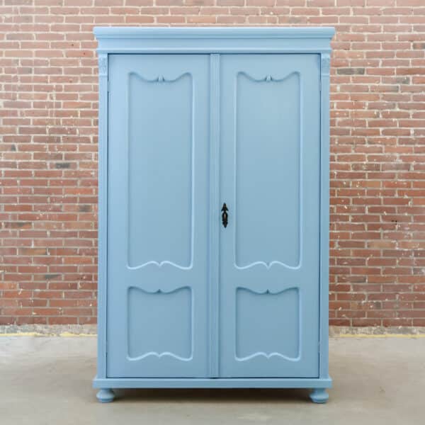 Zacht blauwe linnenkast