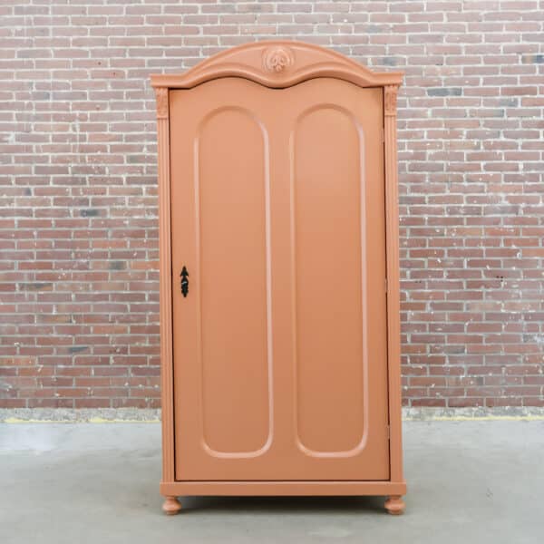 Roze eendeurs linnenkast