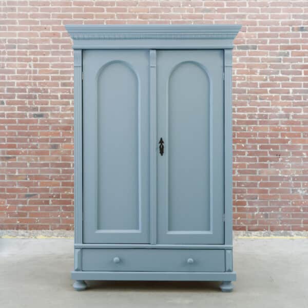 Zacht blauwe linnenkast