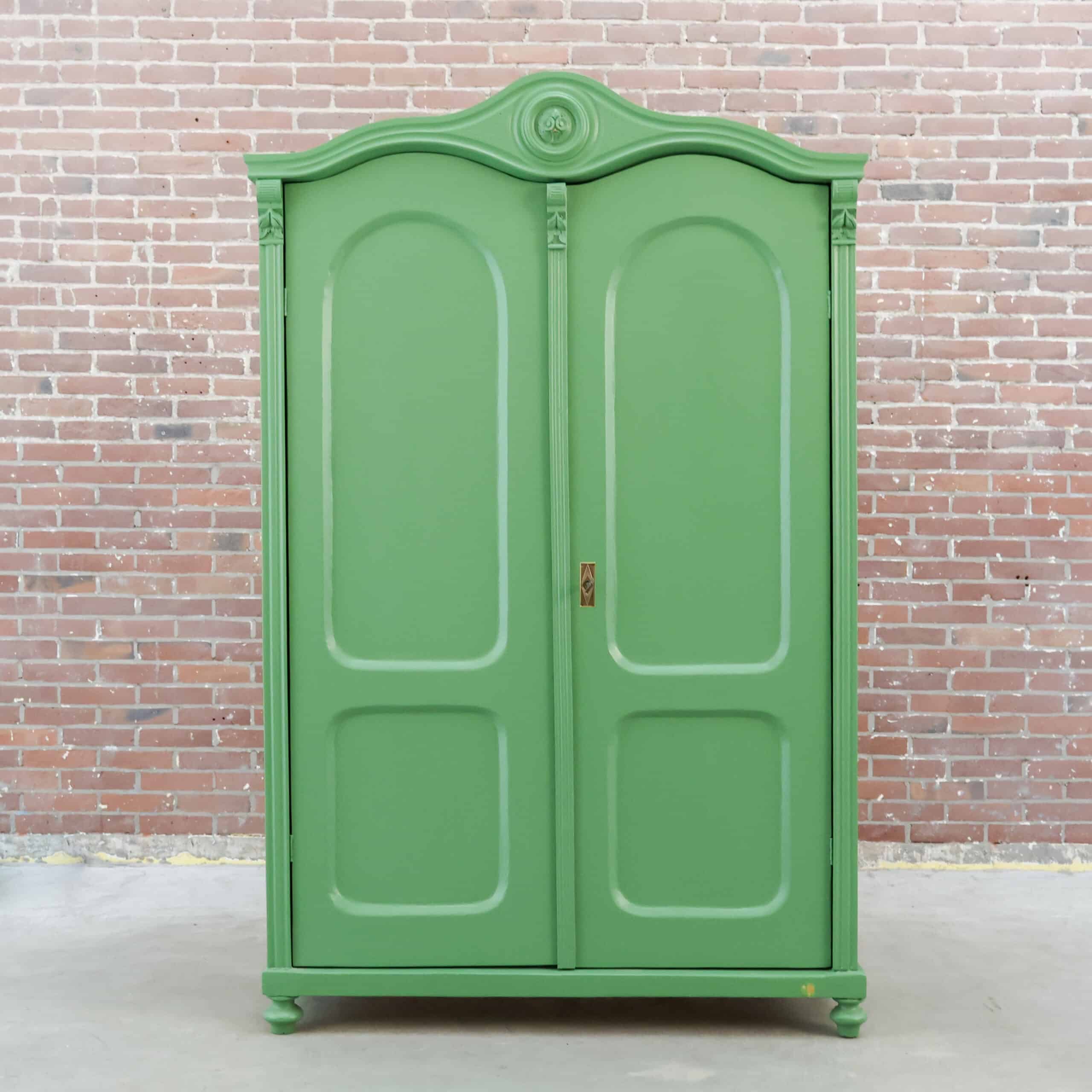 Brocante groene linnenkast