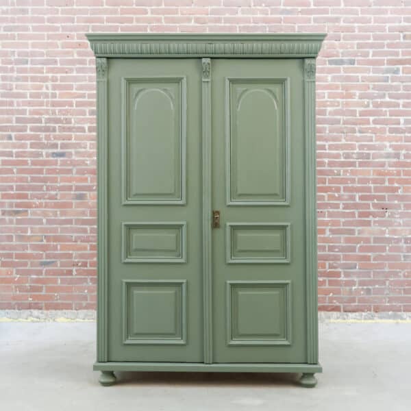 Brocante groene linnenkast