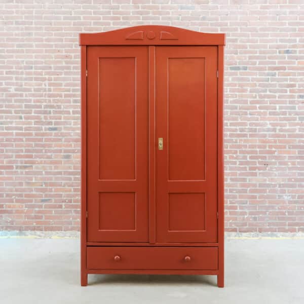 Brocante rode linnenkast