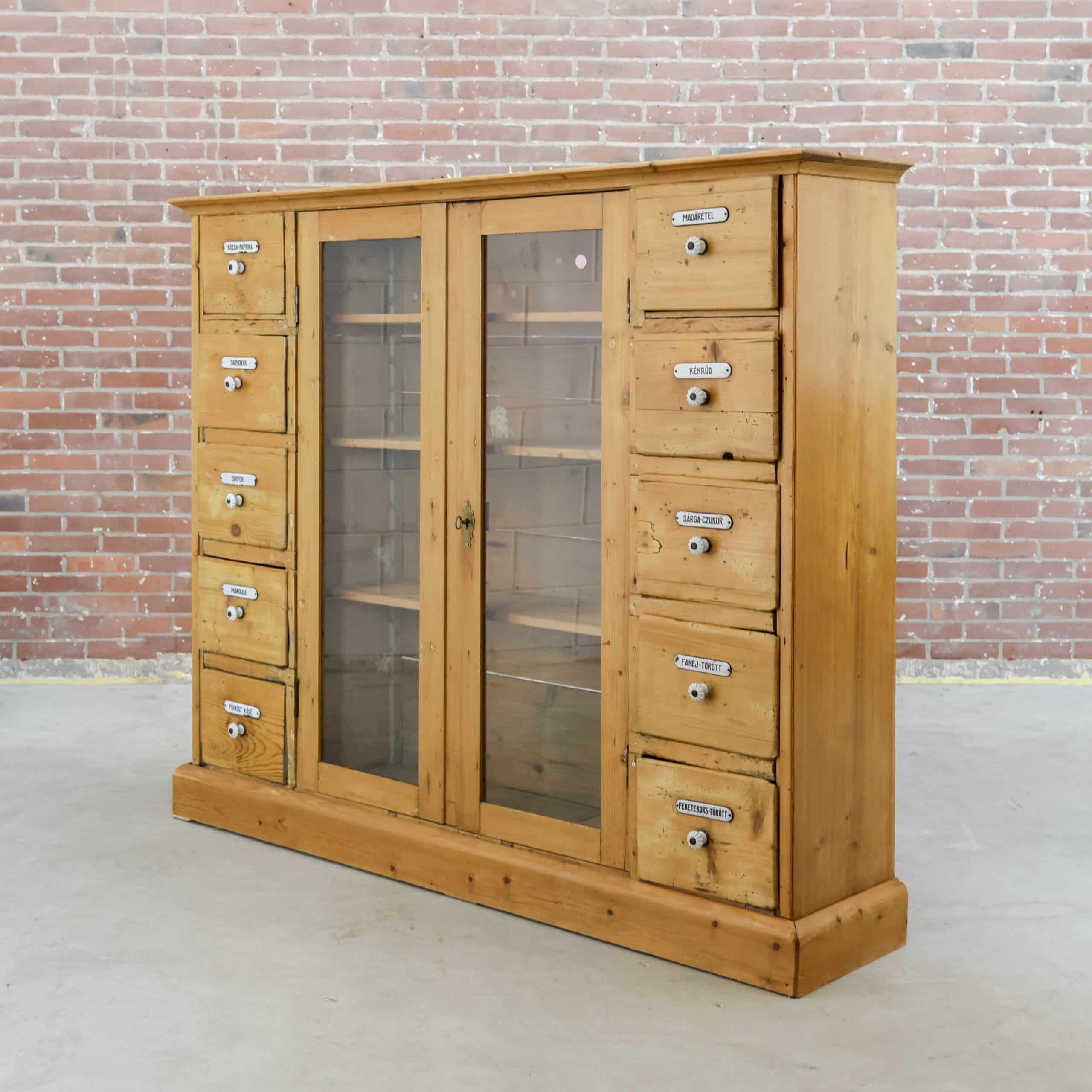 Authentieke kruidenkast / apothekerskast