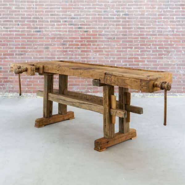 Vintage werkbank met bankschroef