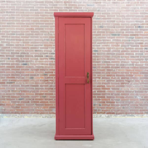 Oud roze eendeurs linnenkast