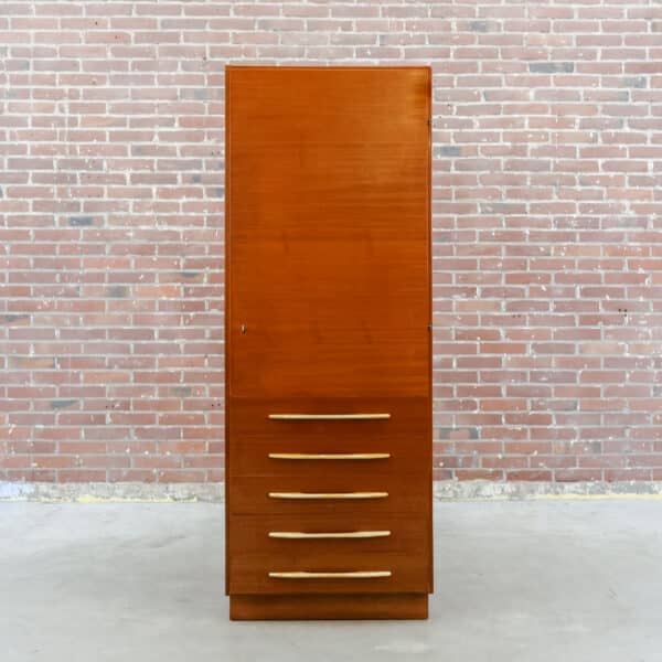 Vintage kledingkast - UP Závody